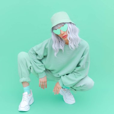 Taze Nane Şehir Görünümü. 90 'ların Moda Kızı. Monokrom renk trendleri. Aqua Menthe estetik konsepti