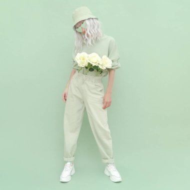 Taze Nane Şehir Tarzı. 90 'ların estetiği. Monokrom renk trendleri. Aqua Menthe