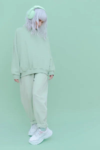 Party Girl Čerstvým Mátovém Oblečení Minimální Estetický Monochromatický Design Aqua — Stock fotografie