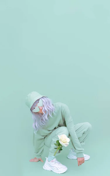 Świeże Miętowe Spojrzenie Dziewczyna Mody Lat Monochromatyczne Trendy Kolorach Aqua — Zdjęcie stockowe