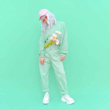 Vanilya Nane Şehir Tarzı. 90 'ların estetiği. Monokrom renk trendleri. Aqua Menthe havası