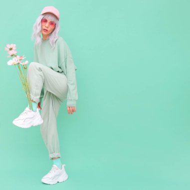 Vanilya Taze Kentsel Yaz Stili. 90 'ların estetiği. Monokrom renk trendleri. Aqua Menthe havası