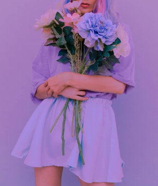 Taze yaz görüntüsü. 90 'ların estetiği. Çiçekler çiçek açar. Mor Tek Renk Tasarımı