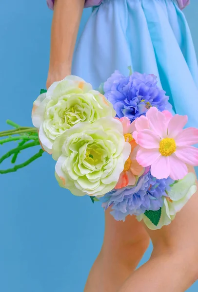 Taze Yaz Titreşimleri Çiçekçi Kız Estetiği Mavi Pastel Vanilya Rengi — Stok fotoğraf