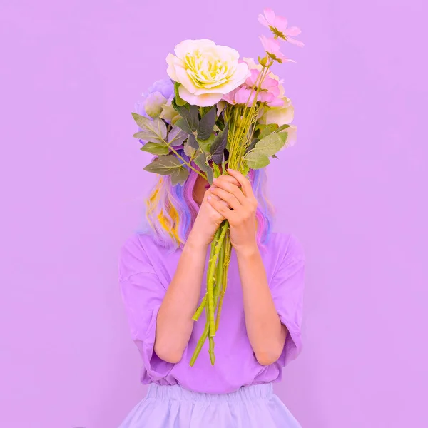 Καλοκαιρινή Μόδα Αισθητική Λουλούδια Κορίτσι Ανθισμένες Ρομαντικές Δονήσεις Σχεδιασμός Χρωμάτων — Φωτογραφία Αρχείου
