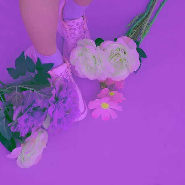 Verão Menina Estética Moda Sapatos Flores Tendências Design Monocromático Roxo — Fotografia de Stock