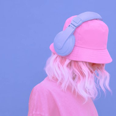 Urban Summer taze Dj Girl. Tek renkli tasarım trendleri. Vanilyalı estetik renkler.