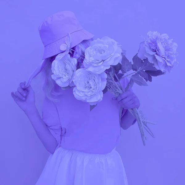 Menina Flores Estética Azul Vibrações Românticas Florescentes Tendências Monocromáticas — Fotografia de Stock