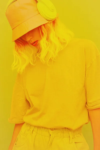 Taze Yaz Kızı Tek Renkli Tasarım Trendleri Sarı Estetik — Stok fotoğraf