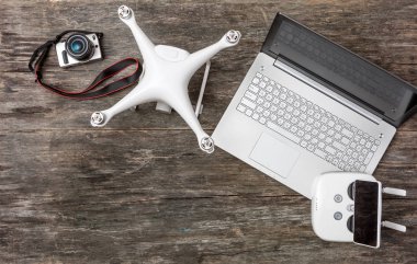 dron, kamera ve dizüstü eski panosunda