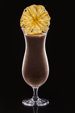 milkshake siyah arka plan üzerine kurutulmuş ananas ile