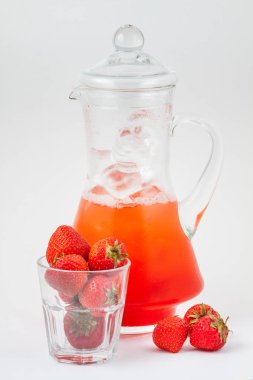 çilek suyu ve buz ile cam sürahi