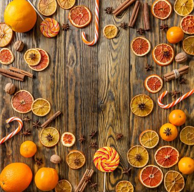 kurutulmuş portakal ve tatlılar ahşap arka plan üzerinde