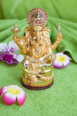 yeşil bir arka plan üzerinde Tanrı Ganesh heykeli