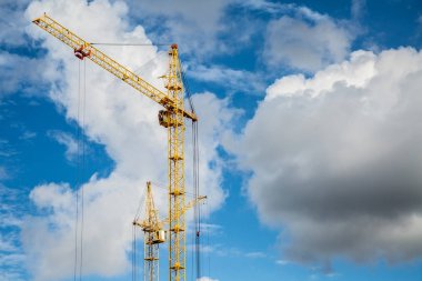 Gökyüzüne karşı inşaat vinci