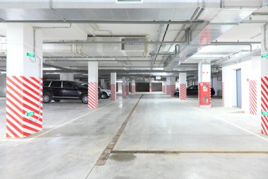 yer altı otoparkı ve otomobil bir konut kompleksi
