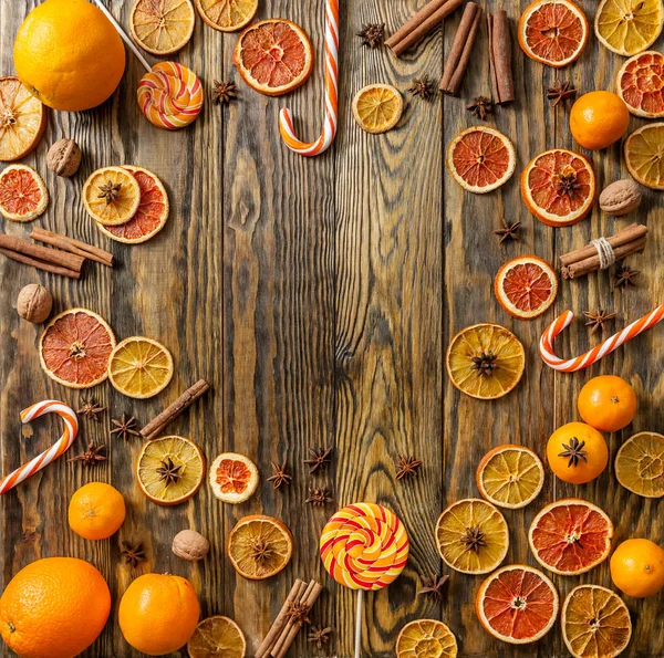 kurutulmuş portakal ve tatlılar ahşap arka plan üzerinde