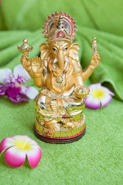 yeşil bir arka plan üzerinde Tanrı Ganesh heykeli