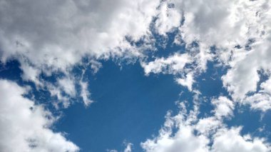 Kümülüs bulutları. Rötuş yapmadan fotoğraf. Hayat devam ediyor! Yağmurdan önceki son saatler