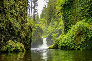 Eagle Creek, Oregon, ABD ile Punchbowl düştü
