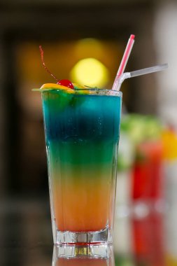 Bir kiraz ile sulu turuncu ve kırmızı tekila Sunrise