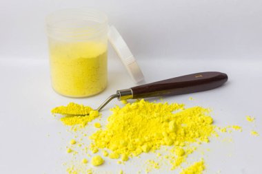 Beyaz zemin üzerine sarı pigment