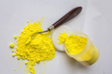 Beyaz zemin üzerine sarı pigment