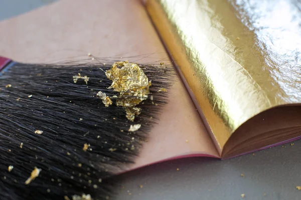 Thème doré avec une feuille d'or battu et la lame — Photo