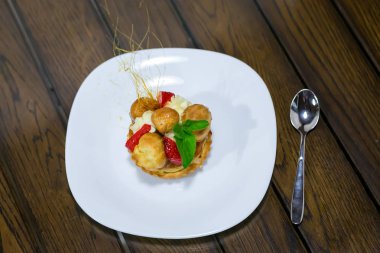 lezzetli tatlı nane yaprağı ile plaka üzerinde