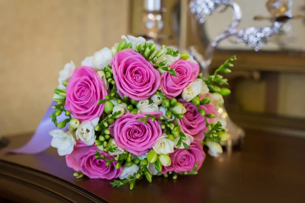 Bukiet różowych róż na stole — Zdjęcie stockowe