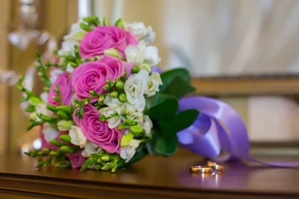 Ramo de rosas rosadas en la mesa — Foto de Stock