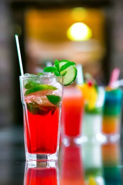 Bir kiraz ile sulu turuncu ve kırmızı tekila Sunrise