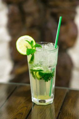 İki taze Mojito ahşap arka plan üzerinde kokteyl. Mojito nane yaprakları, kireç ve buz ile.