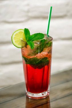 Bir kiraz ile sulu turuncu ve kırmızı tekila Sunrise