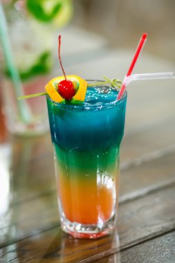 Bir kiraz ile sulu turuncu ve kırmızı tekila Sunrise