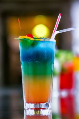 Bir kiraz ile sulu turuncu ve kırmızı tekila Sunrise