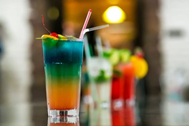 Bir kiraz ile sulu turuncu ve kırmızı tekila Sunrise