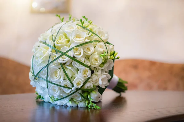 Un bouquet de roses blanches sur une table en bois — Photo