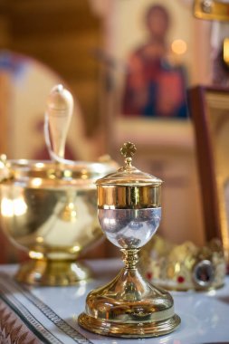 Kilise cemaat için altın kase