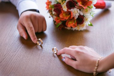 Düğün arka plan buket ve bardak konyak ile