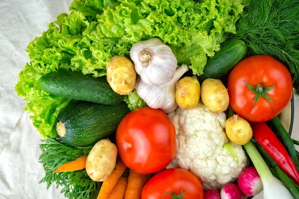 Legumes, arranjo vegetal, uma tigela com legumes . — Fotografia de Stock