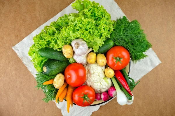 Legumes, arranjo vegetal, uma tigela com legumes . — Fotografia de Stock