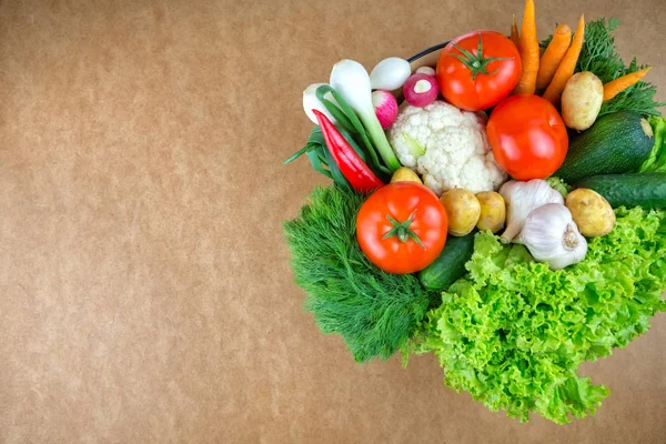 Legumes, arranjo vegetal, uma tigela com legumes . — Fotografia de Stock