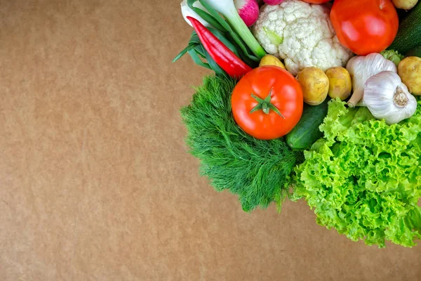 Legumes, arranjo vegetal, uma tigela com legumes . — Fotografia de Stock