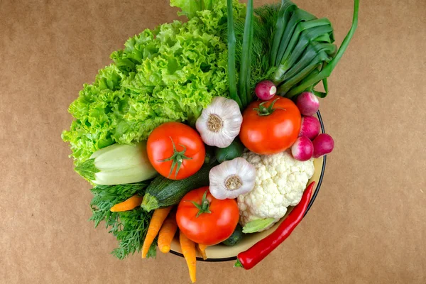 Legumes, arranjo vegetal, uma tigela com legumes . — Fotografia de Stock