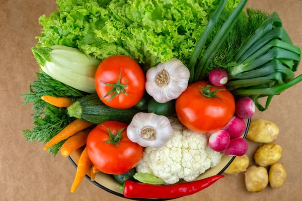 Legumes, arranjo vegetal, uma tigela com legumes . — Fotografia de Stock