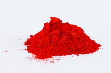beyaz zemin üzerine kırmızı pigment