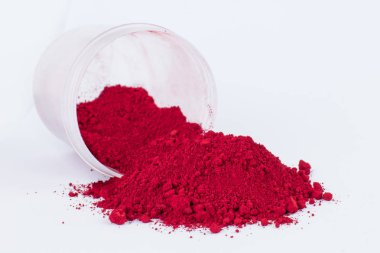 Beyaz bir arka plan üzerinde Carmine pigment