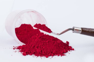 Beyaz bir arka plan üzerinde Carmine pigment