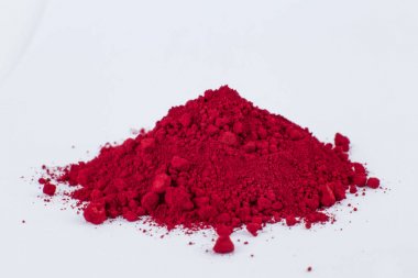 Beyaz bir arka plan üzerinde Carmine pigment